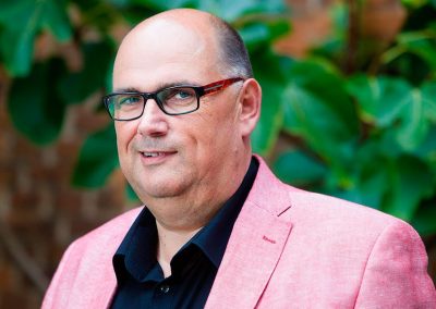 Entrepreneurs have to jump on the online bandwagon, says Harrij Schmeitz, the director of Fresh Informationmanagement Center (FIC).