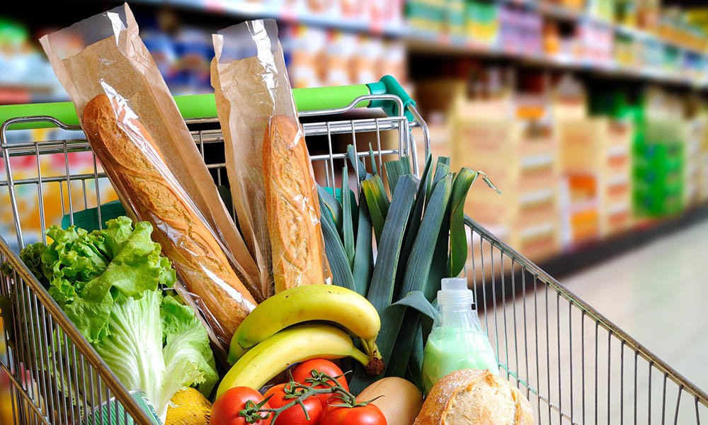 winkelwagen met voedsel in supermarkt