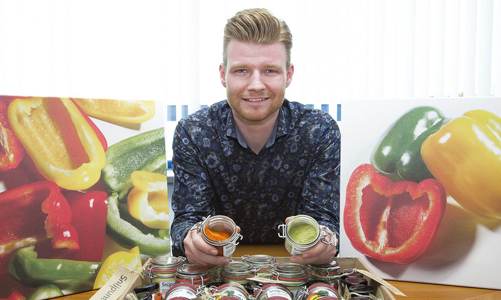 Student Guido Vollebregt met zelf ontwikkelde paprikapoeder