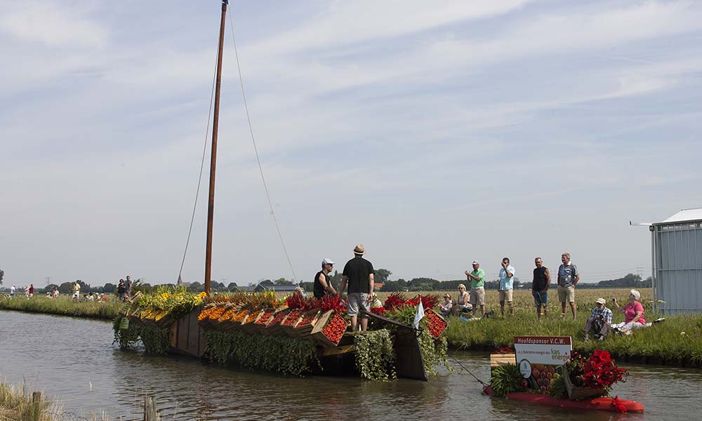 Een boot die deelneemt aan het Varend Corso