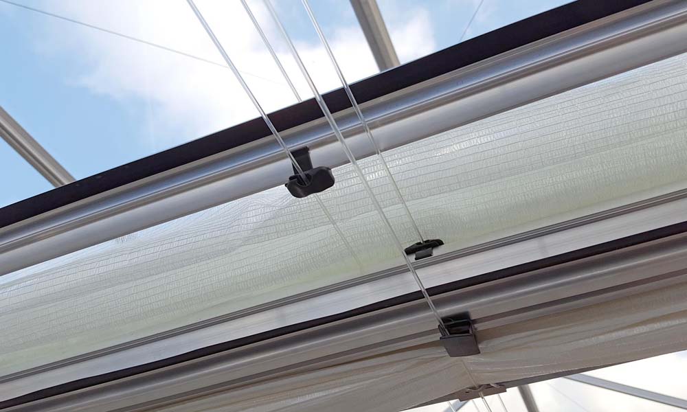 The ISO++ double screen system from Bom Group is unique in the horticultural industry. It is an innovative double screen system which lets more light through and saves more energy.