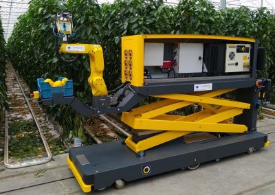 The Sweeper consortium was invited to hold the first live demonstration of its new sweet pepper harvesting robot at the De Tuindershoek greenhouse horticulture firm in IJsselmuiden. The so-called ‘Sweeper robot’ is the world’s first harvesting robot for sweet peppers to be demonstrated in a commercial greenhouse.