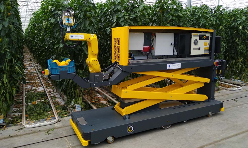 The Sweeper consortium was invited to hold the first live demonstration of its new sweet pepper harvesting robot at the De Tuindershoek greenhouse horticulture firm in IJsselmuiden. The so-called ‘Sweeper robot’ is the world’s first harvesting robot for sweet peppers to be demonstrated in a commercial greenhouse.