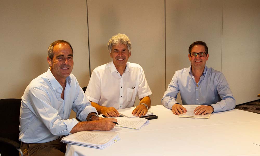 Jeff Colegrave van Floranova (links) en Michael Kester (midden) en Dominic Lacey (rechts) van Syngenta tekenen de overeenkomst voor de overname van Floranova door Syngenta.