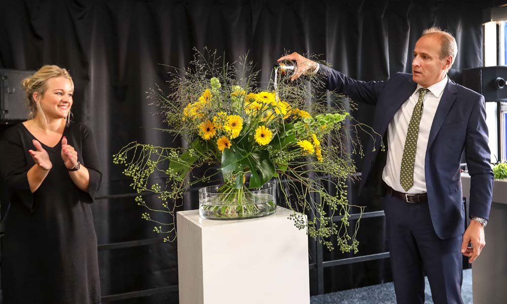 Een bijzonder moment voor de germini-telers van Colours of Nature. Woensdag 5 september oogstte en doopte Frits van Eerd, CEO van Jumbo Supermarkten, op het bedrijf van Willem en Ruud Batist in Maasdijk de eerste Jumbo Germini.